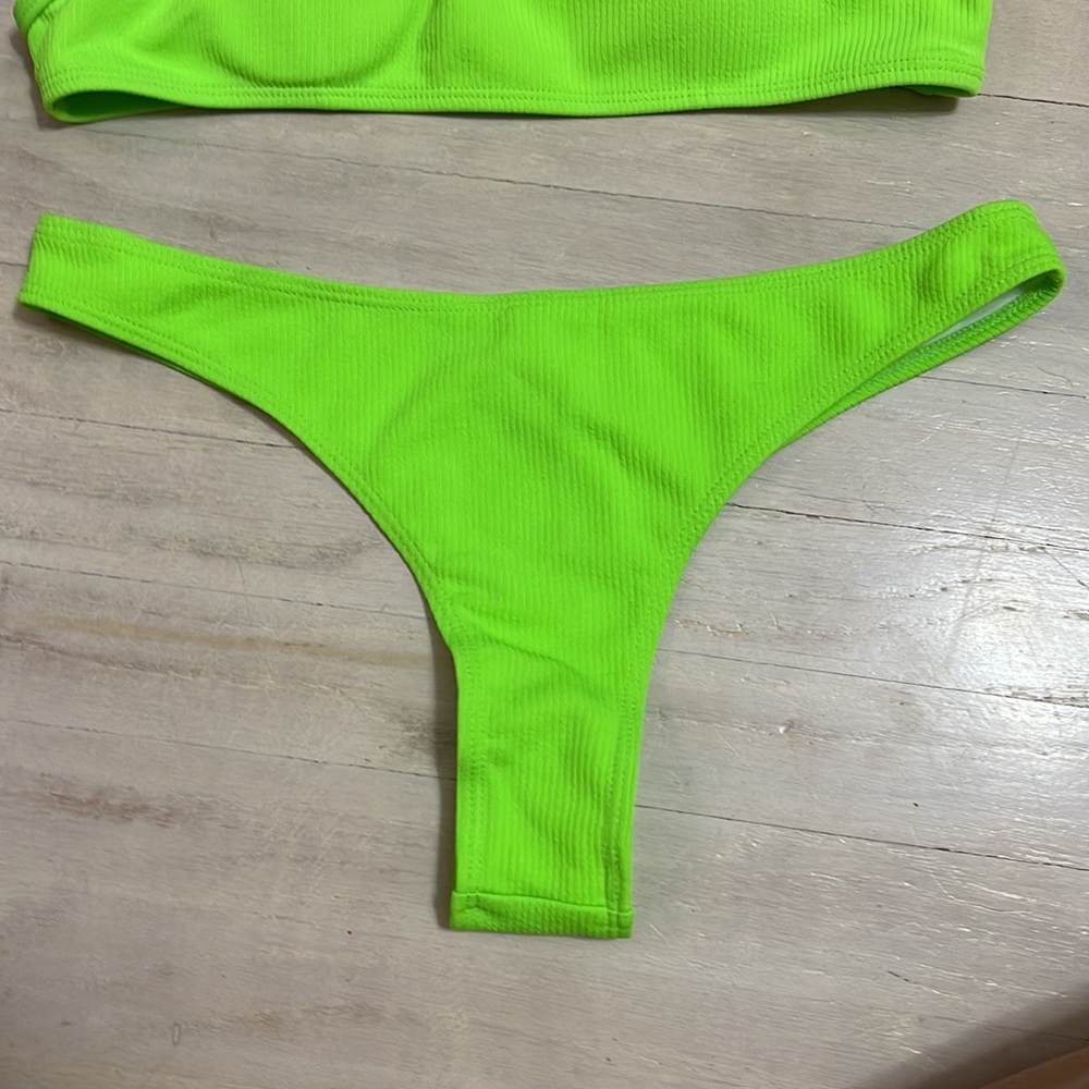 Bikini - Picture 4 of 10